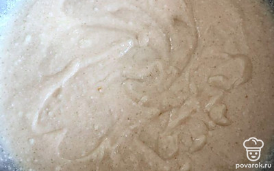 Пока наш первый слой выпекается, приступаем ко второму слою. Смешиваем 200 граммов творога (лучше брать в брикетах и высокой жирности), 2 желтка (белки отделяем и отправляем к тем двум в холодильник) и 100 граммов сахара. Все хорошо перемешиваем с помощью миксера (пробиваем блендером).