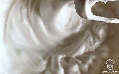 Тем временем займемся третьим слоем. Делаем безе. Взбиваем 4 белка и 100 граммов сахара до устойчивых пиков.