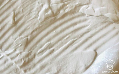 Достаем наш торт (творожный слой должен схватиться и не быть жидким внутри), выкладываем сверху безе. Отправляем в духовку при 180 градусах на 10 минут.