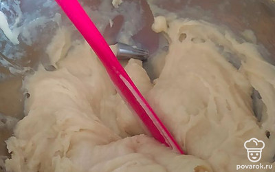 Влить в кастрюлю воду, добавить маргарин, нарезанный на кубики, соль, сахар (5 граммов ). Поставить все на плиту и нагревать до момента, когда маргарин растает. Быстро вмешать муку. Варить при постоянном помешивании, пока на дне не образуется корочка, а тесто не начнет скатываться в шар (2 минуты). Дать тесту остыть 5 минут. После этого начать вмешивать по одному яйца (4 штуки или около 200-220 граммов). Консистенция получается густоватой, с лопатки тесто стекать не должно. Последнее яйцо можно добавлять частями.