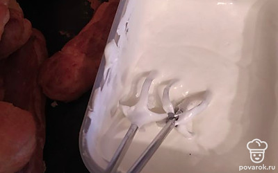 Вылить в кастрюлю два белка, добавить 120 граммов сахара и щепотку лимонной кислоты. Поставить кастрюлю на водяную баню, чтобы дно не касалось воды. Взбивать до полного растворения сахара. После снять кастрюлю с плиты и взбивать еще 2 минуты. Пока белковый крем остывает, взбить в отдельной миске сгущенное молоко и масло. По частям добавляя белковый крем, объединить массы.