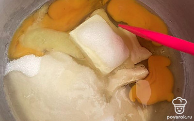 В сотейнике на среднем огне соединяем сливочное масло, сахар, яйца, соду, мед.