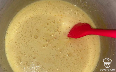 Постоянно помешиваем до образования светлой массы (масса может немного увеличиться).