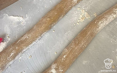 Раскатываем тесто в жгут (я сделала в 2 жгута).