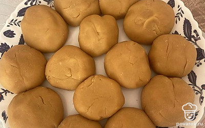 Делаем из них шарики, накрываем пакетом и ставим в морозильник на 1 час.