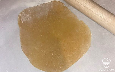 Тонко раскатываем по одному (можно и потолще), вырезаем нужный диаметр (у меня 19 сантиметров), отправляем выпекаться при 180 градусах на 4-6 минут.