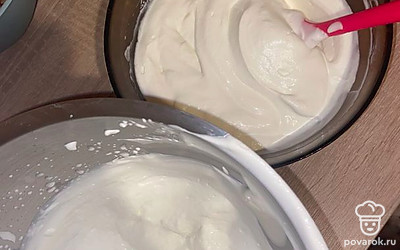 Сливки взбиваем. После объединяем сливки с массой и перемешай лопаткой.