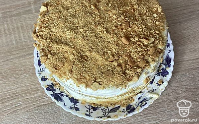 Начинаем собирать торт в кондитерском кольце (можно и без него, но с ним торт будет ровным). Крошим отрезки от коржей, посыпаем ими весь торт или только верх. Отправляем в холодильник на ночь (или на 2-3 часа). Завариваем чай и наслаждаемся. Приятного аппетита!