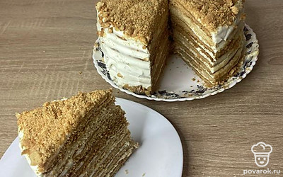 Медовик можно украсить ягодами или орехами. Приятного вам аппетита!