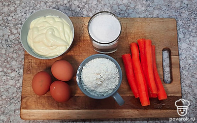 Подготовим все ингредиенты. Морковь я заранее очистила и промыла. Майонез можно взять магазинный или домашний.