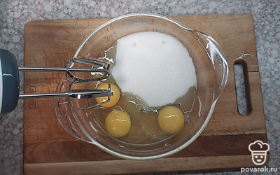 В глубокую миску с высокими бортами разбиваем 3 яйца, добавляем 1 стакан сахара. Взбиваем все миксером в течение 7-10 минут.