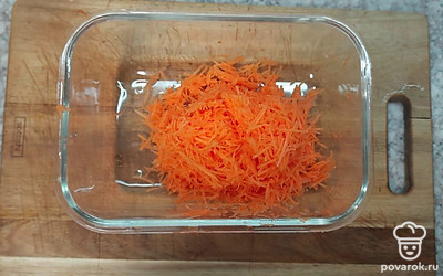 Морковь натираем на мелкой терке. Для торта нам понадобится один стакан тертой моркови. У меня это примерно 4 небольших морковки.