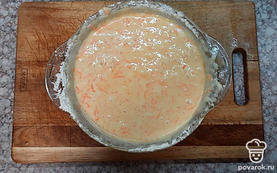 Во взбитые яйца с сахаром добавляем все ингредиенты (майонез, морковь, мука), все аккуратно перемешиваем лопаткой, а помот немного взбиваем миксером. 