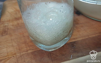 Берем одну чайную ложку соды, гасим ее лимонным соком. Добавляем гашеную соду к тесту. Если нет лимонного сока, можно погасить соду уксусом.