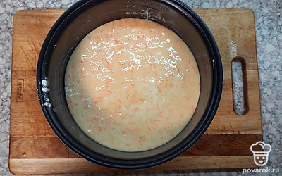 Форму для запекания смазываем сливочным маслом, заливаем наше тесто. Выпекаем торт в мультиварке 45-50 минут. 