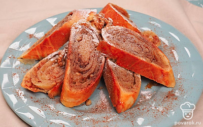 Для эффектной подачи выложите рулет с орехами на красивое блюдо и посыпьте корицей.