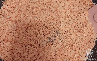 Смешиваем муку, размягченное сливочное масло, сахар, измельчаем руками в мелкую крошку, выкладываем на сковору, жарим до золотистого цвета (у меня примерно 20 минут времени уходит).