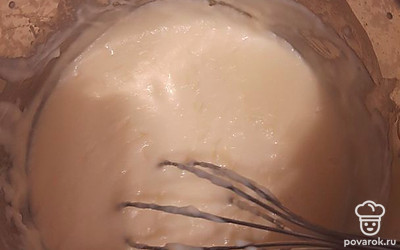 Смешиваем сметану, сахар, яйца, крахмал, ставим на плиту и активно помешиваем, чтобы не пригорело. Когда закипит, ждем 30 секунд и выключаем. Добавляем сливочное масло.