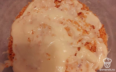 Выкладываем сначала тесто, потом соус. И так слой за слоем. Оставляем на последний слой немного теста.