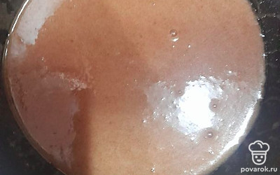 В сотейник положить мед, масло, сахар, соль и растопить их.