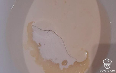 Добавить 2 яйца, муку. Перемешать.