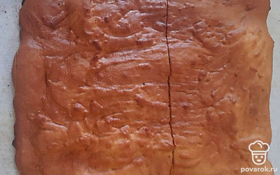 Раскатать пласты. Выпекать их в духовке по 7 минут при 180 градусах. 