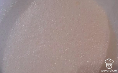 Смешать сливки, сахарную пудру. Все взбить, добавить сметану. Перемешать.