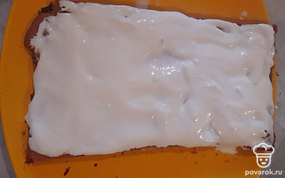 Каждый корж пропитать молоком, смазать кремом.