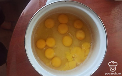 Взбить яйца (14 штук). 