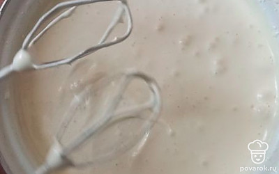 Всыпать 2 стакана сахара, взбить. Постепенно добавить 2 стакана муки.