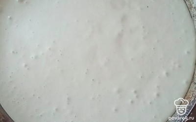 Вылить в форму и выпекать при температуре 160 градусов до готовности.