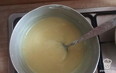 Сделать крем. Смешать молоко (500 граммов), сахар (1 стакан), 5 столовых ложек муки. Закипятить, остудить, добавить масло и взбить.