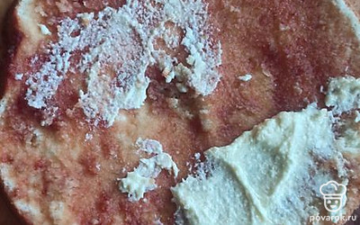 Разделить бисквит на 2 коржа, полить вареньем, смазать кремом.