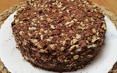 Украшаем торт крошкой и убираем в холодильник на пару часов для пропитки. 