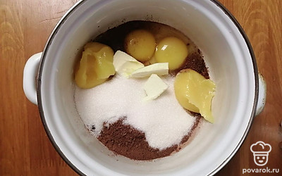 В кастрюле соединяем сахар, сливочное масло, мед, какао, куриное яйцо и желток. Перемешиваем венчиком. 