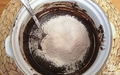 Всыпаем муку и замешиваем тесто. 