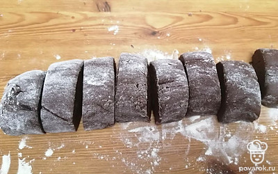 Тесто делим на 8 равных частей. 