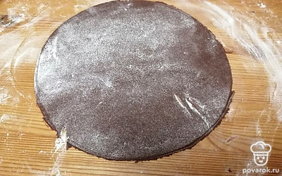 Каждую часть теста раскатываем в тонкий пласт 3-5 миллиметров толщиной. Вырезаем круг диаметром 20 сантиметров. Обжариваем корж на хорошо разогретой сковороде по 5 минут с каждой стороны. 