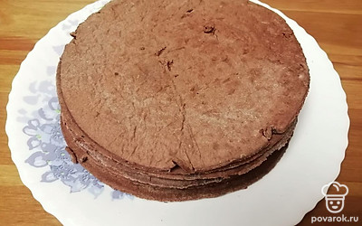 Готовые коржи перекладываем на тарелку, даем остыть. 