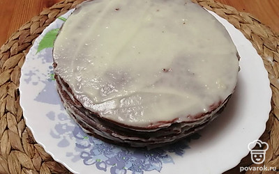 Смазываем медово-шоколадные коржи любимым кремом. Я использую заварной крем. 