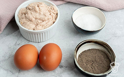 Отварите куриные яйца вкрутую и очистите. Помойте зеленый лук. С печени трески слейте жидкость.