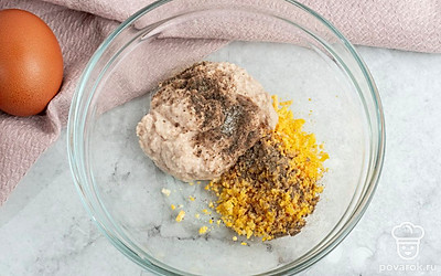 Мелко нашинкуйте зеленый лук, печень трески разомните вилкой. Выложите в миску печень, зеленый лук и яичные желтки. Хорошо перемешайте начинку и по желанию немного посолите.