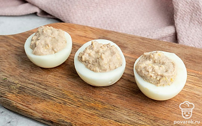 Выложите начинку в половинки яичных белков.