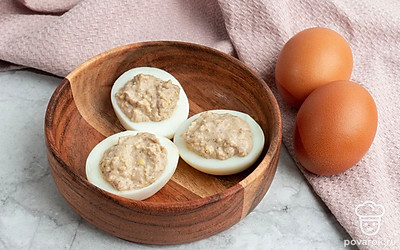 Яйца, фаршированные печенью трески, готовы. Приятного аппетита!