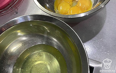 Белки отделяемся от желтков и взбиваем белки до густой устойчивой пены. Отдельно взбиваем желтки. В белки и желтки добавляем по 75 грамм сахара, ванилин и продолжаем взбивать.