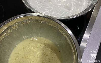 Добавляем желтки к белкам и перемешиваем.