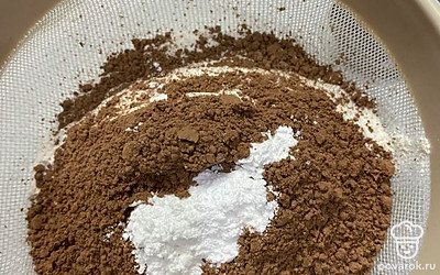 Просеиваем муку, какао и разрыхлитель, и добавляем к яичной смеси, перемешиваем.