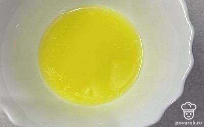 Растопить масло влить его в тесто.