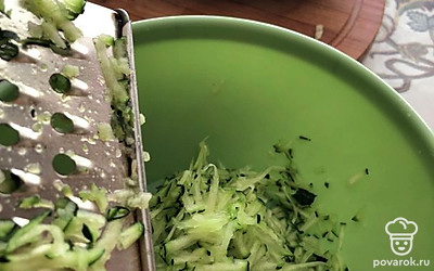 Кабачки моем и натираем на крупной терке