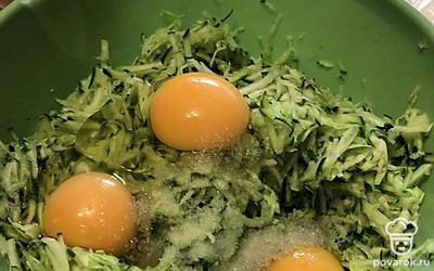 Добавляем яйца, соль, перец. Перемешиваем. Жидкость с кабачков я не сливаю.